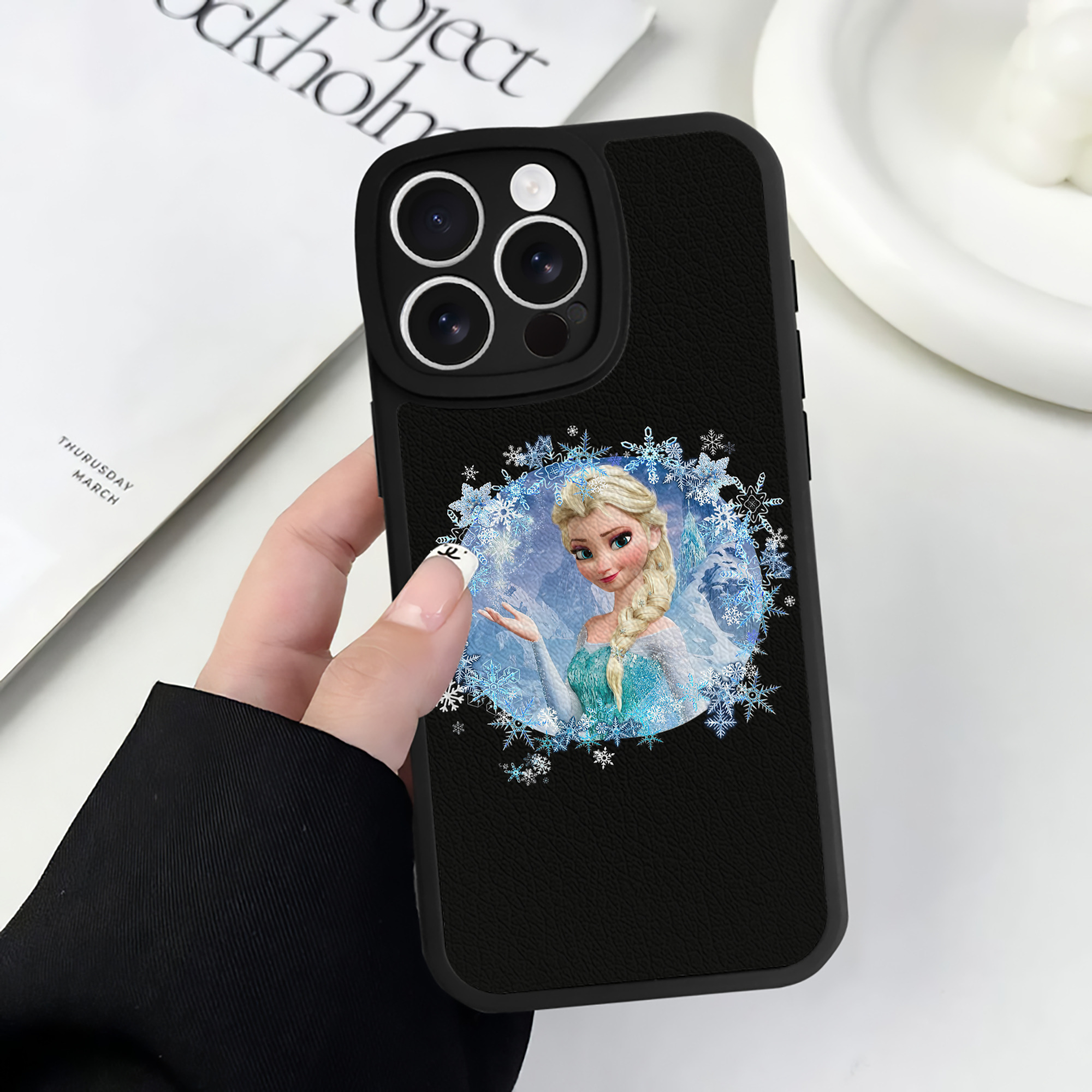 （画像用） アナと雪の女王 アンナ エルサ Frozen Anna Elsa 【iPhone 16シリーズ対応】シリコンスマホケース（レザー調） 材質：シリコン